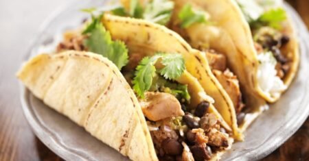 Tacos veganos com recheio de feijão: abacate e salsa