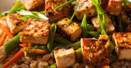 Tofu agridoce com legumes salteados