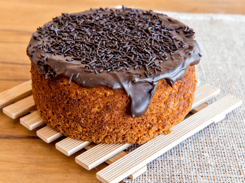 Bolo de cenoura fit com cobertura de chocolate amargo