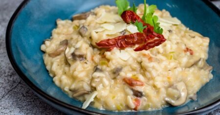 Risoto cremoso de tomate seco e rúcula: Uma receita simples e irresistível