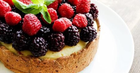 Cheesecake vegano de frutas vermelhas: Uma sobremesa saudável e irresistível